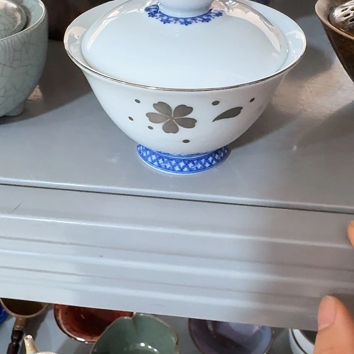 主人杯一个，瓷，品茗。