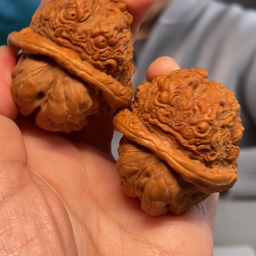 核桃单面金蟾核雕作品