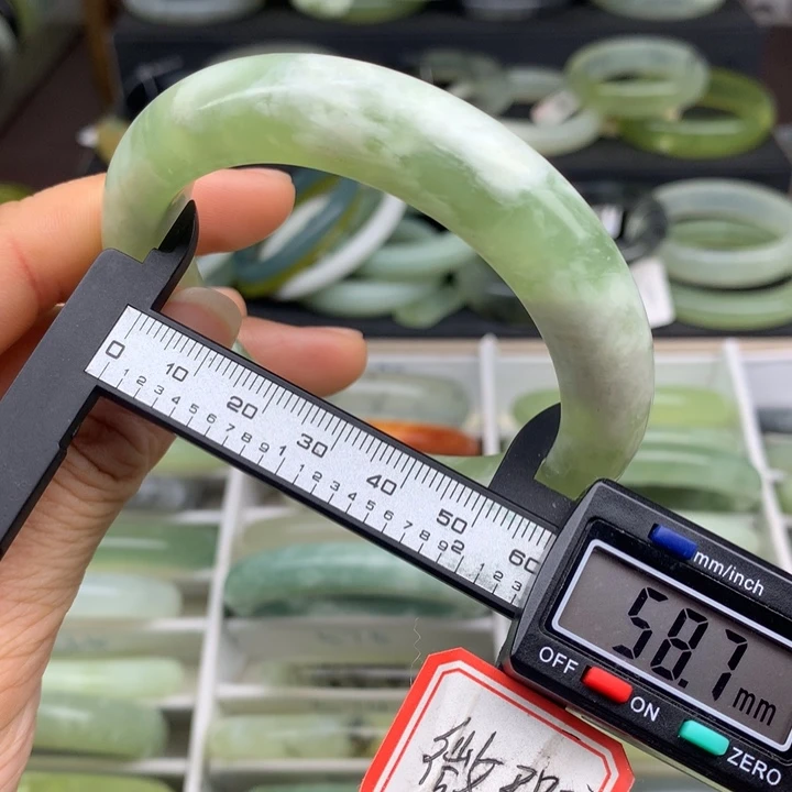 蛇纹石玉未镶嵌手镯581