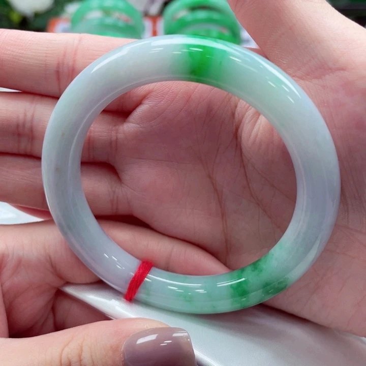 翡翠手镯未镶嵌翡翠