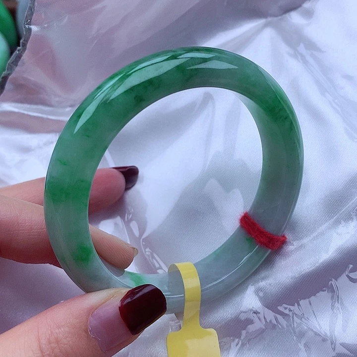 翡翠手镯未镶嵌翡翠