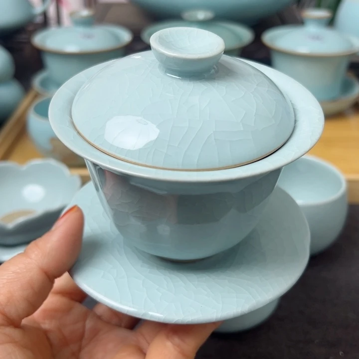 杯萌****)月白元宝微瑕