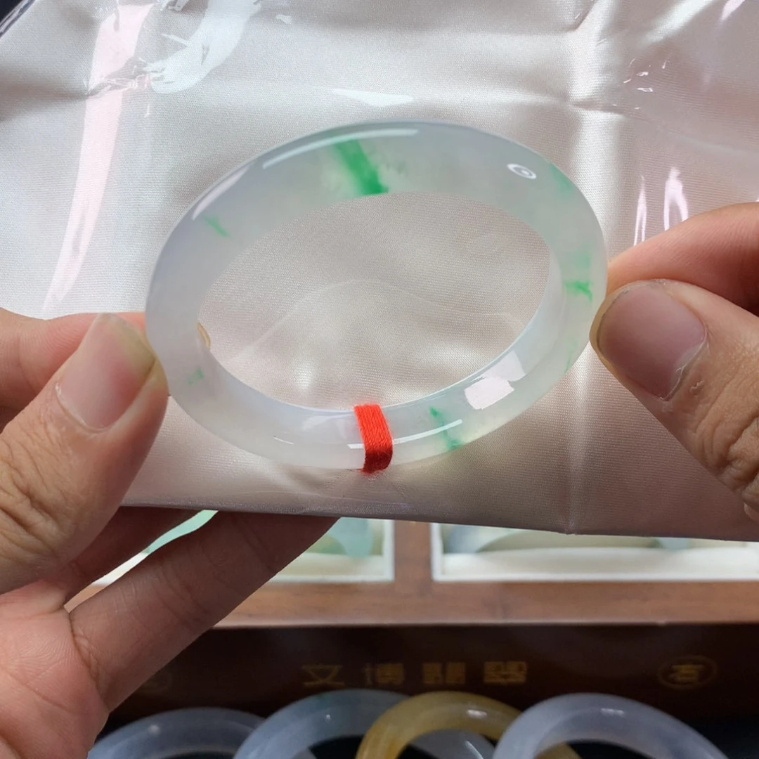 翡翠手镯未镶嵌贵妃