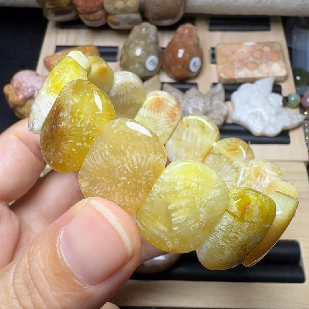 狸***来未镶嵌保真色，荧光绿骨骼花 很稀少硅化玉