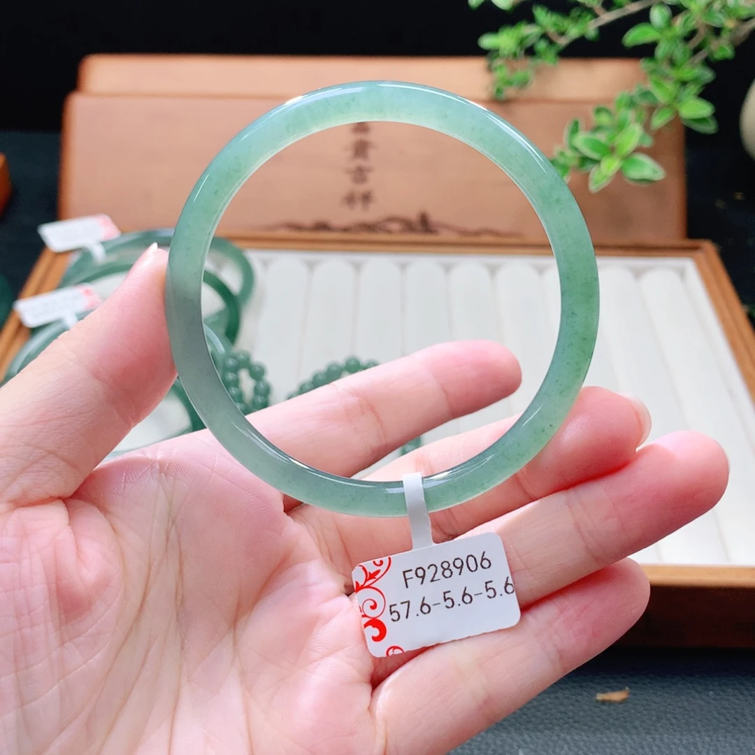 未镶嵌手镯（圆镯）翡翠