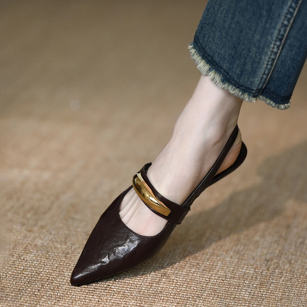 包头凉鞋女2025新款软羊皮后空低粗跟显瘦金属扣尖头单鞋