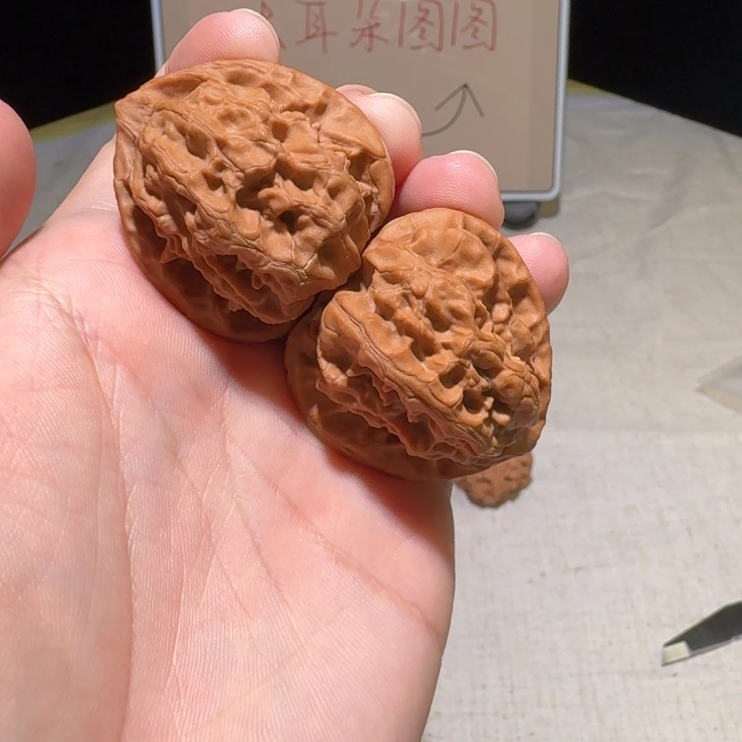 米***彩文玩核桃把件梨木台