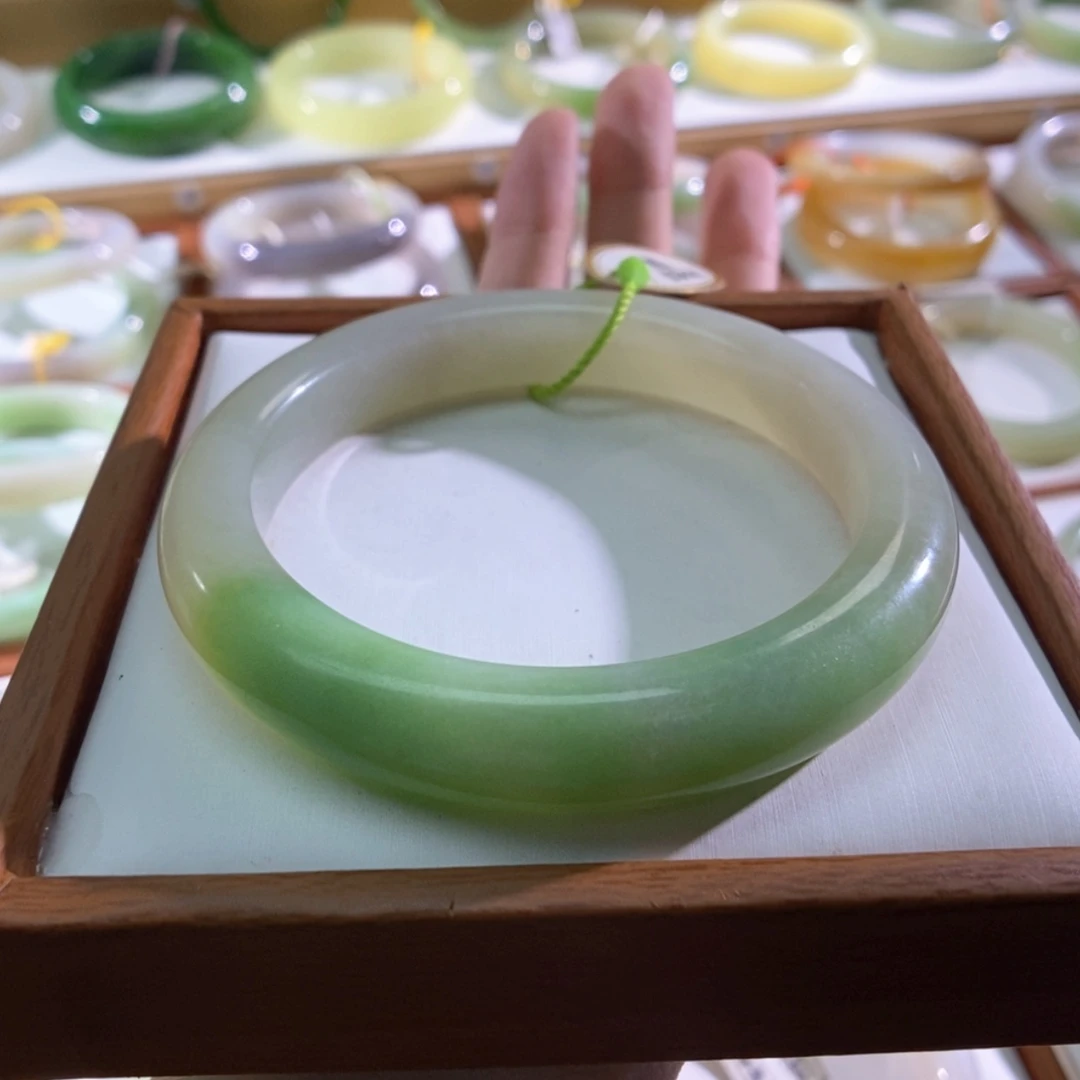 【闪购商品】未镶嵌手镯和田玉
