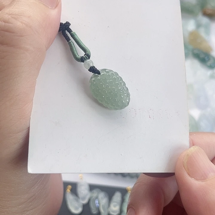 翡翠未镶嵌颈饰小葡萄