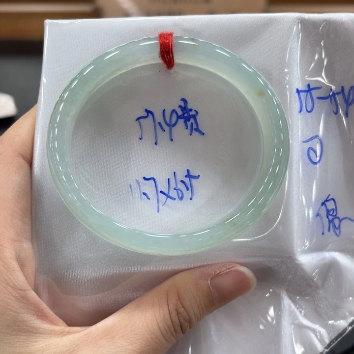 翡翠手镯未镶嵌翡翠