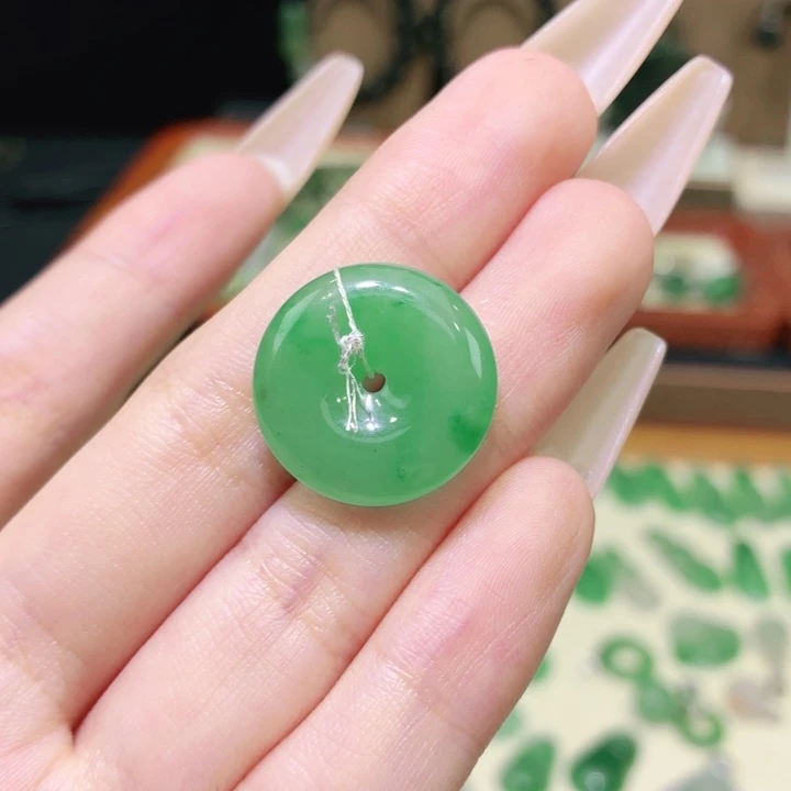 石英质玉（非洲翠）未镶嵌颈饰