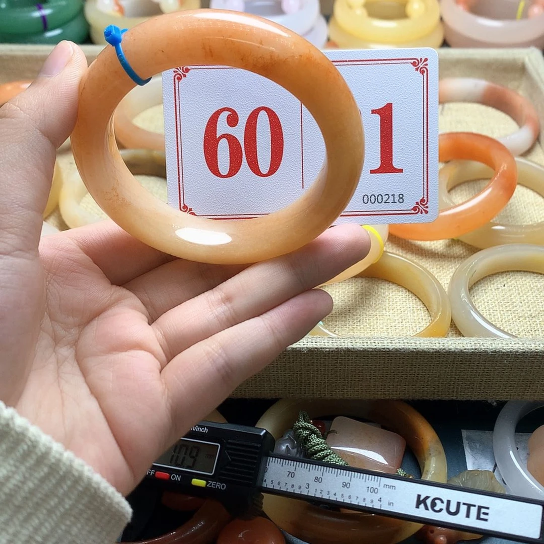 未镶嵌石英质玉（黄龙玉）手镯