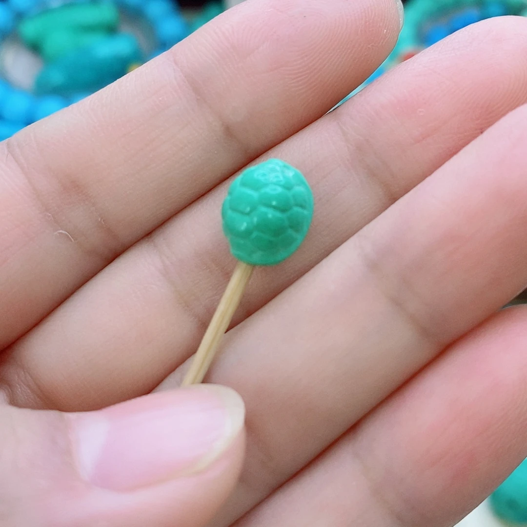 一颗浅绿色富甲雕刻件