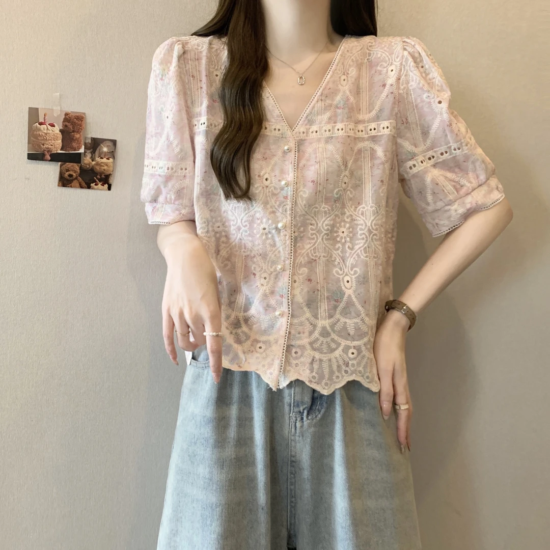 法式蕾丝刺绣v领短袖衬衫女2025夏季胖mm显瘦高级感绝美漂亮上衣