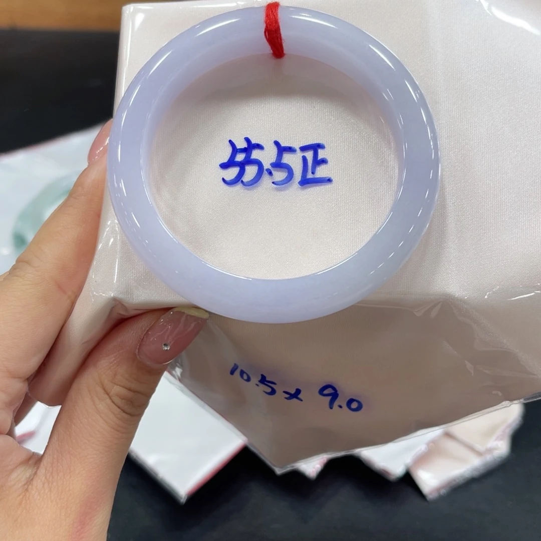 翡翠手镯未镶嵌翡翠