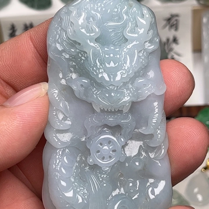 翡翠未镶嵌颈饰龙