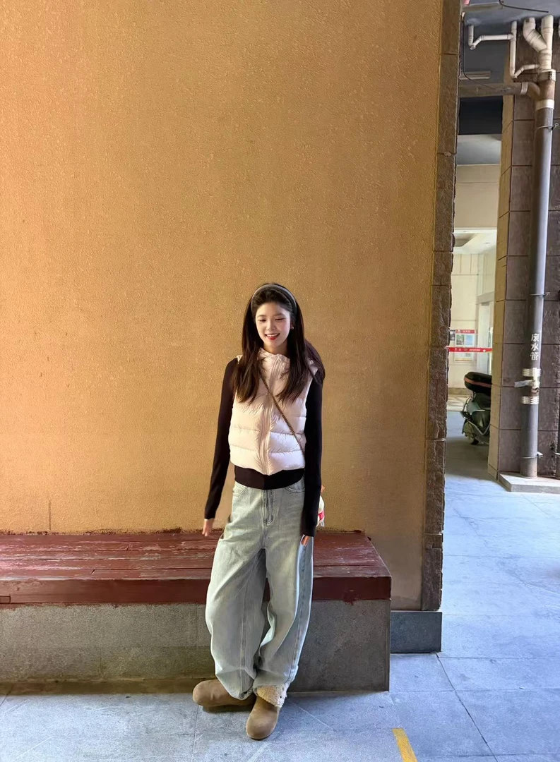 2026秋冬新款韩系气质休闲粉色连帽棉服马甲黑色打底衫牛仔裤套装