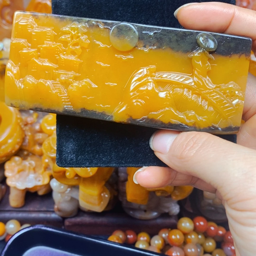 未镶嵌石英质玉（黄龙玉）颈饰