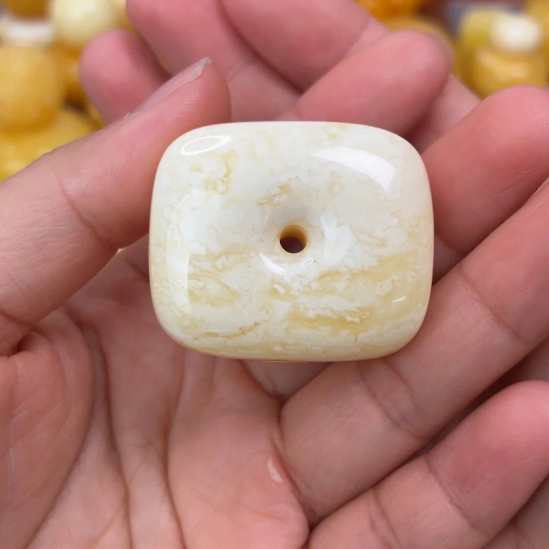 蜜蜡未镶嵌吊坠(不含链)金瓷白藏扣
