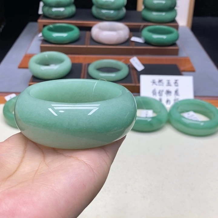 慧***石英质玉未镶嵌手镯