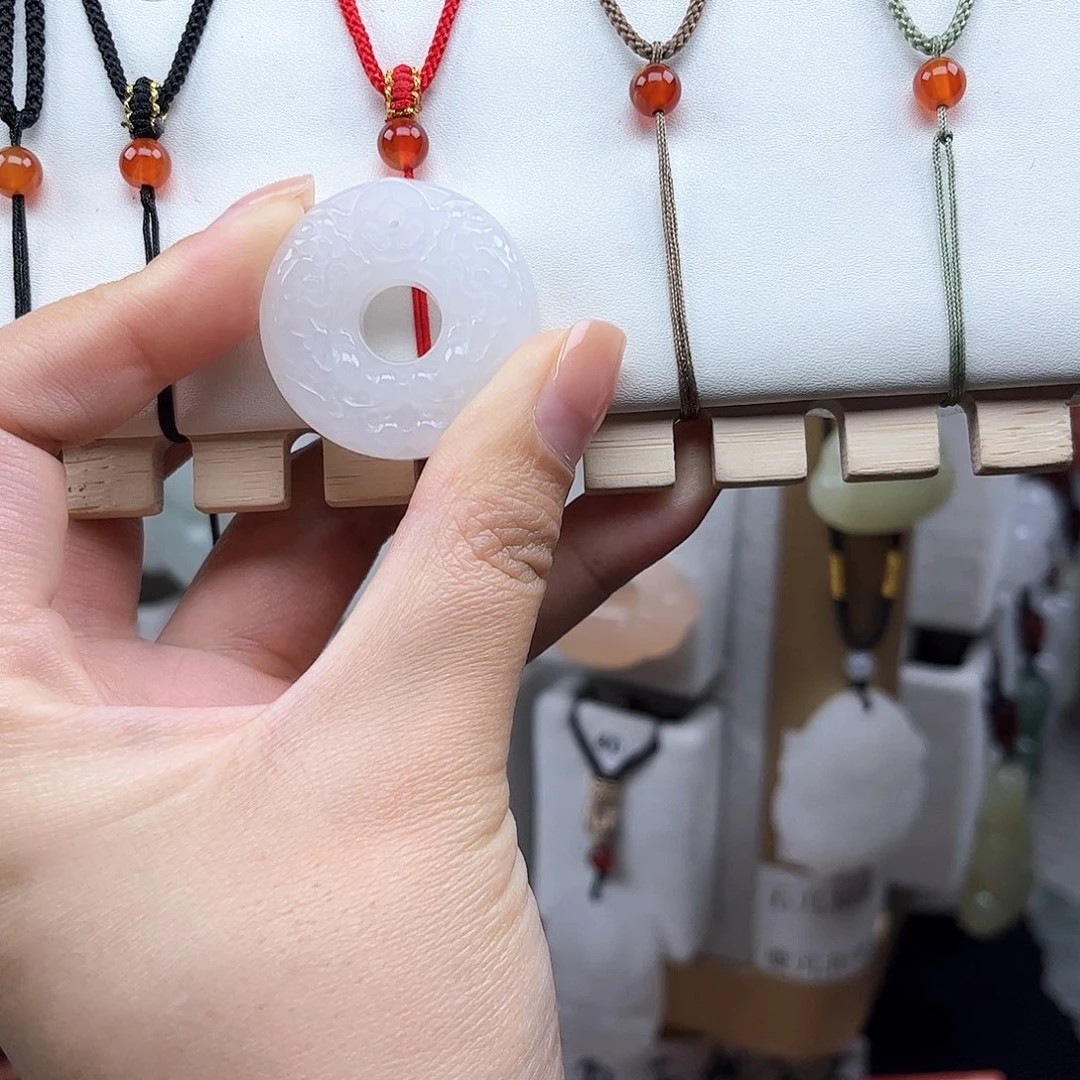 颈饰未镶嵌石英质玉