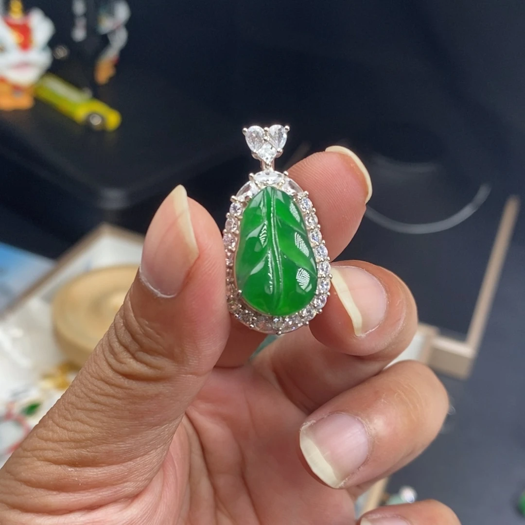 翡翠未镶嵌颈饰叶子吊坠
