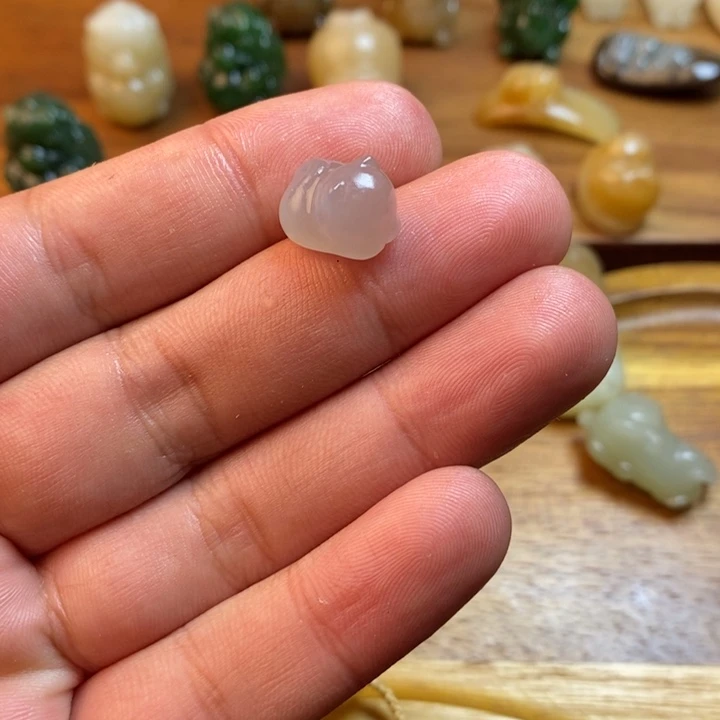 添***子和田玉未镶嵌颈饰