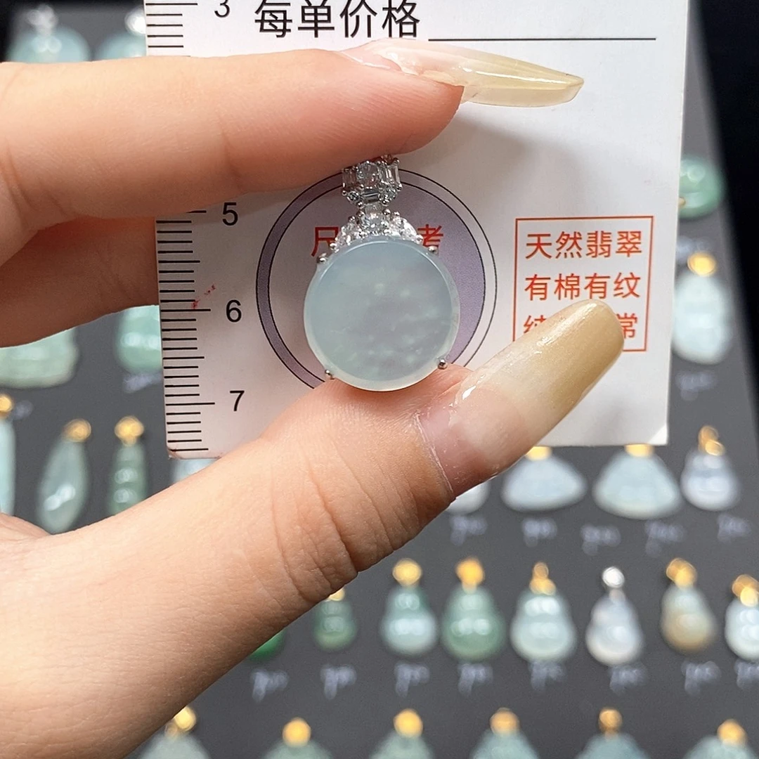 颈饰18K金镶嵌翡翠