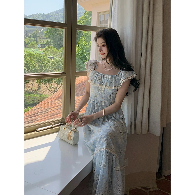 邓六六法式复古重工刺绣蓝色连衣裙女夏高级感海边度假大裙摆长裙