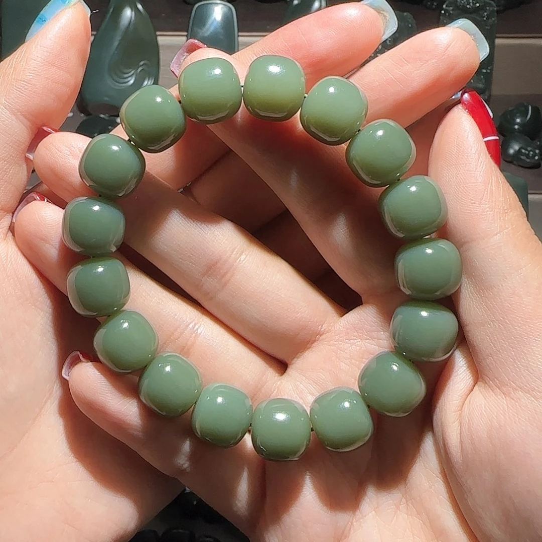 和田玉颈饰未镶嵌悟**图