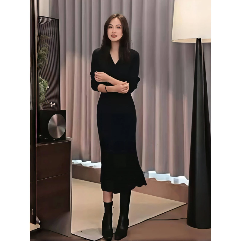 法式气质显瘦藏青色V领针织连衣裙女秋冬2025新款收腰显瘦打底裙