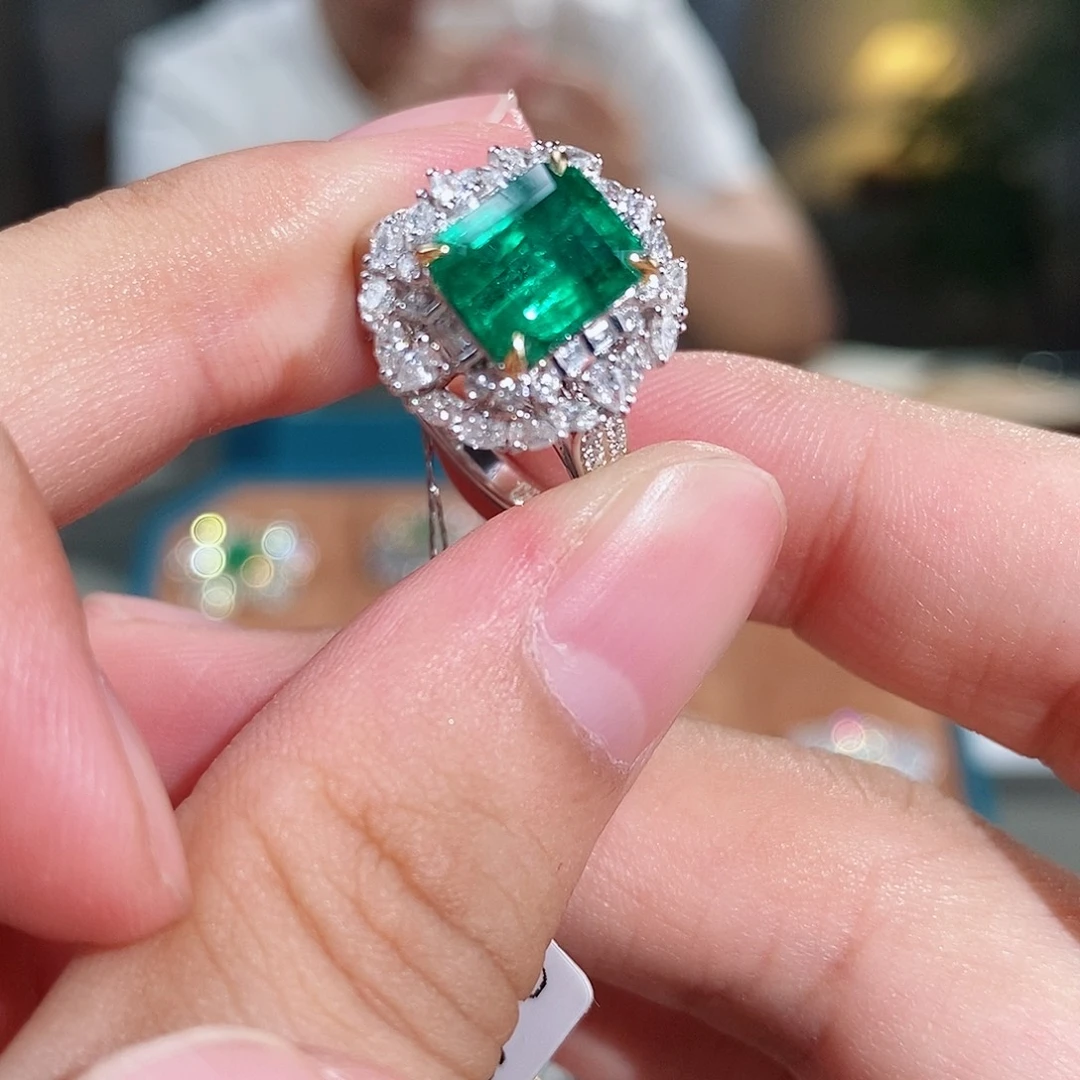 18K金镶嵌戒指祖母绿2.66ct