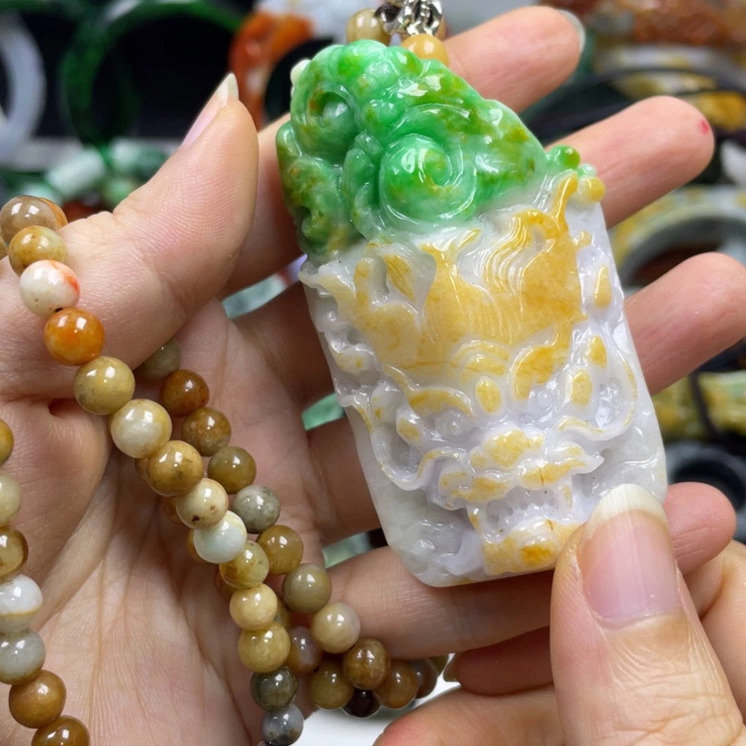 远***仰翡翠未镶嵌颈饰牌子