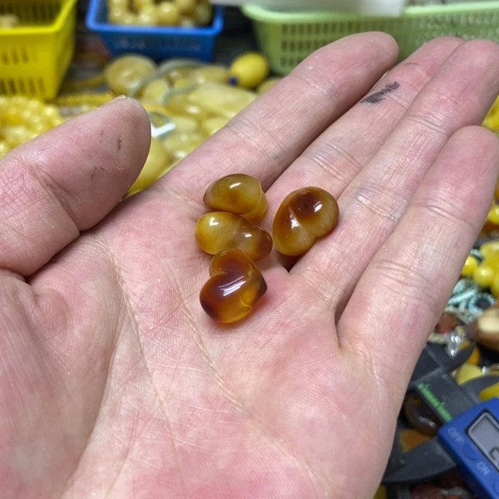 蜜蜡未镶嵌裸石多样性发货其一