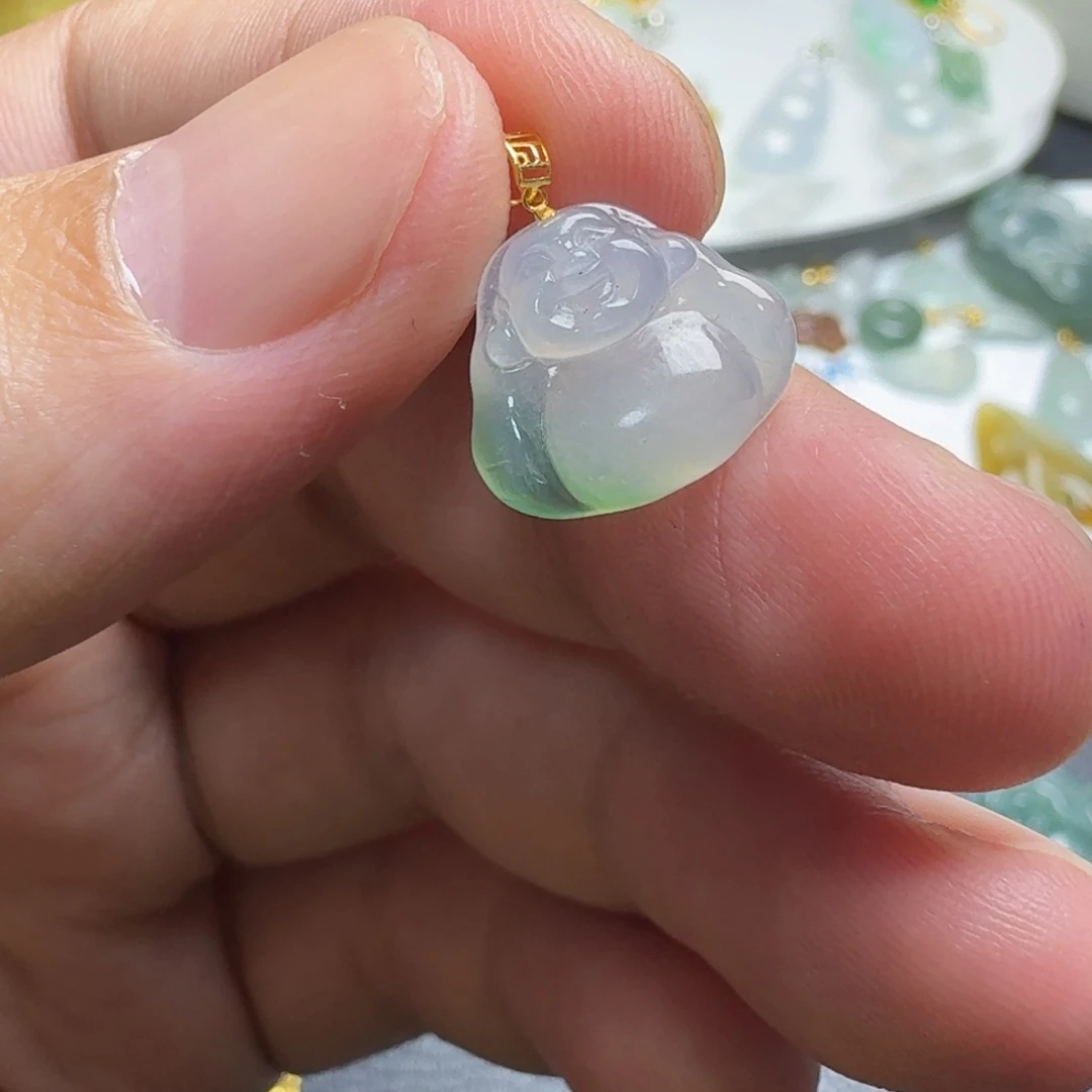 颈饰18K金镶嵌翡翠小佛