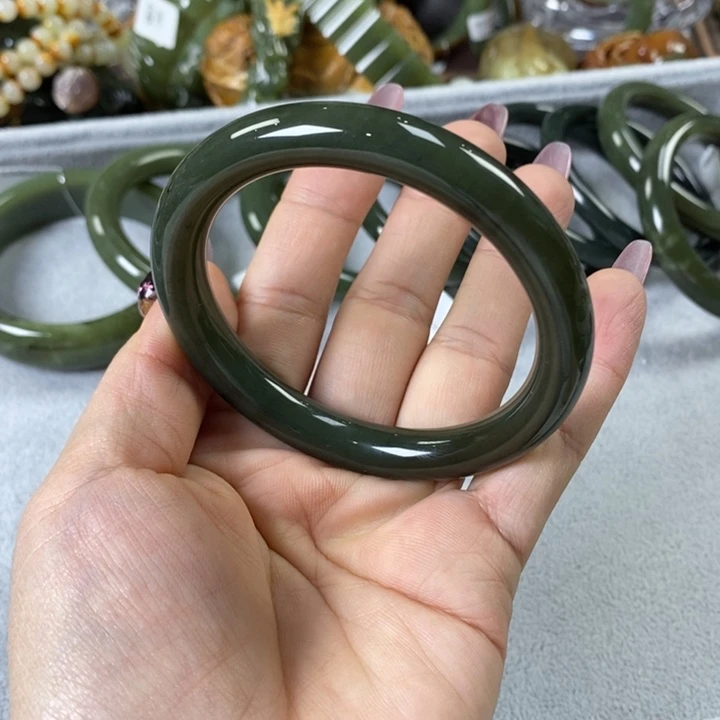 透闪石质玉手镯未镶嵌心****?