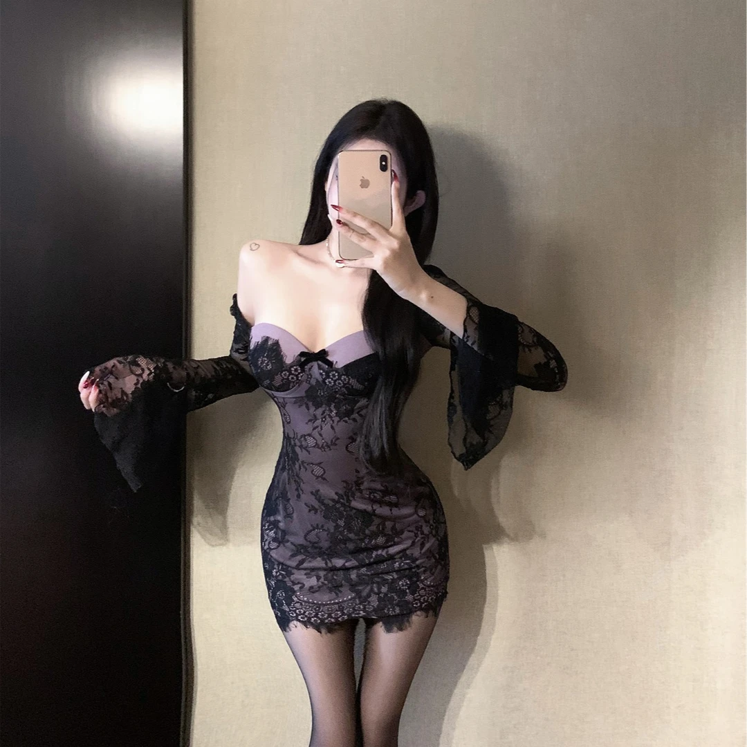 纯欲风方领长袖连衣裙女秋冬喇叭袖修身蕾丝裙子紧身收腰包臀短裙