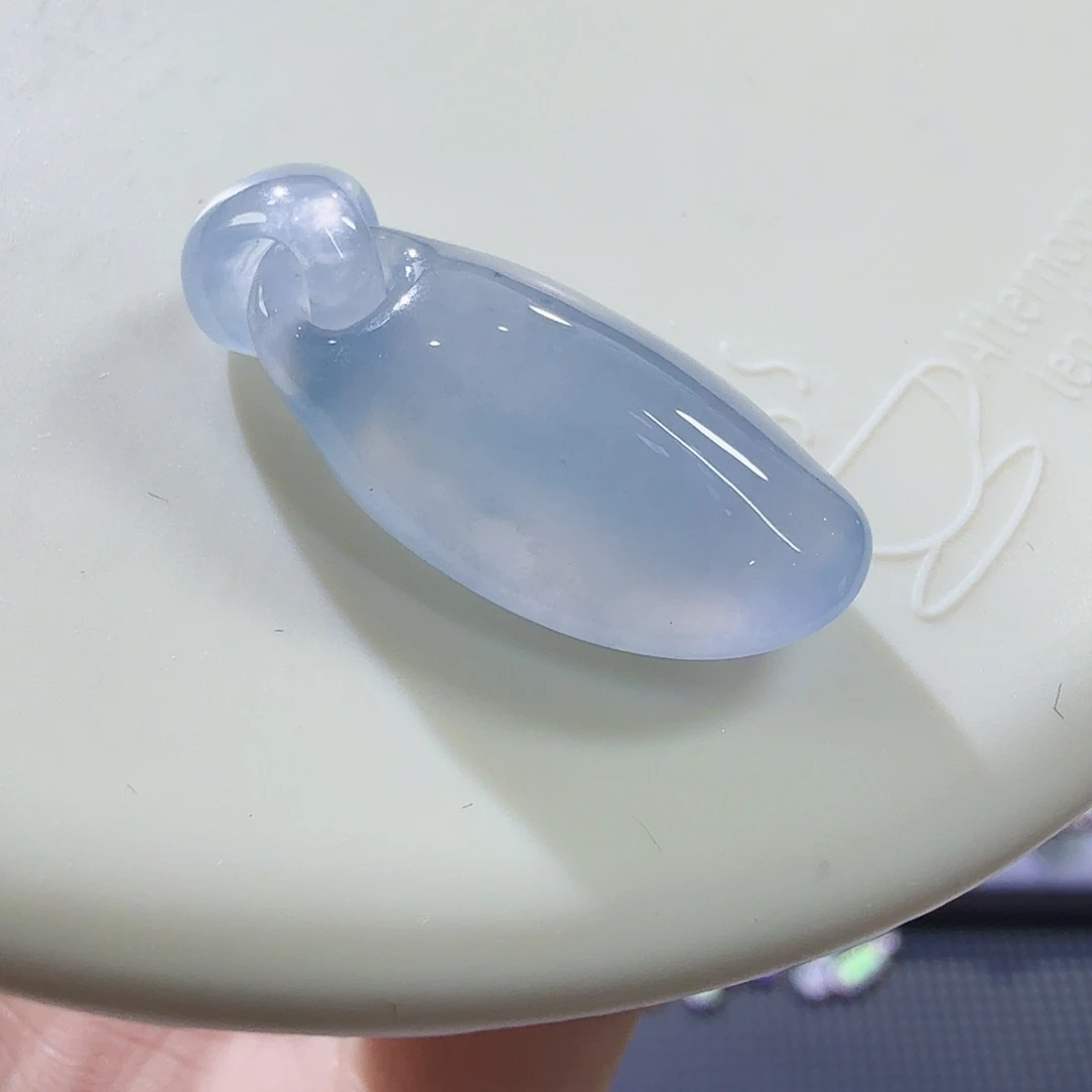 翡翠未镶嵌颈饰环环相扣，如影随形