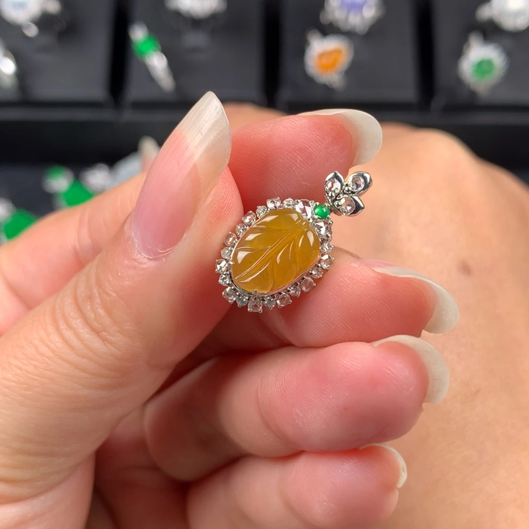 颈饰18K金镶嵌翡翠冰黄叶子