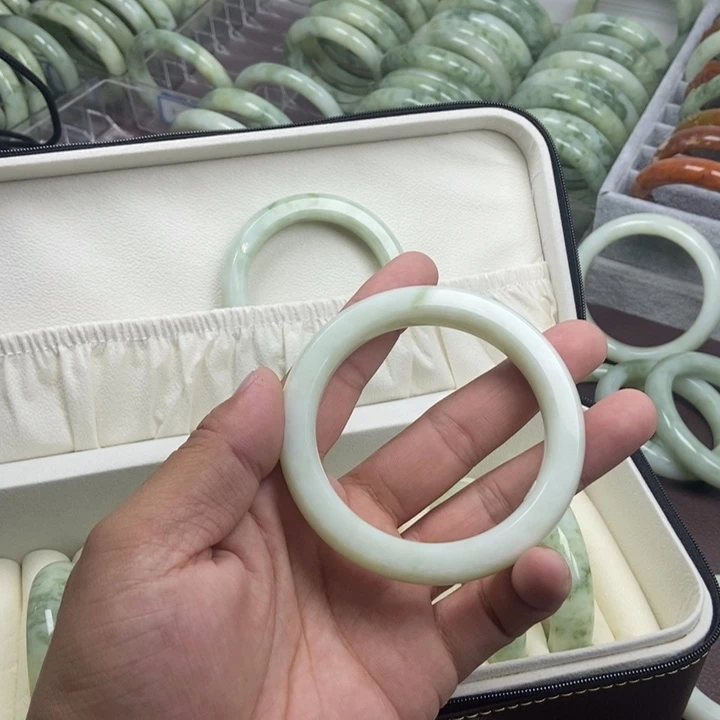 蛇纹石玉手镯未镶嵌程**李