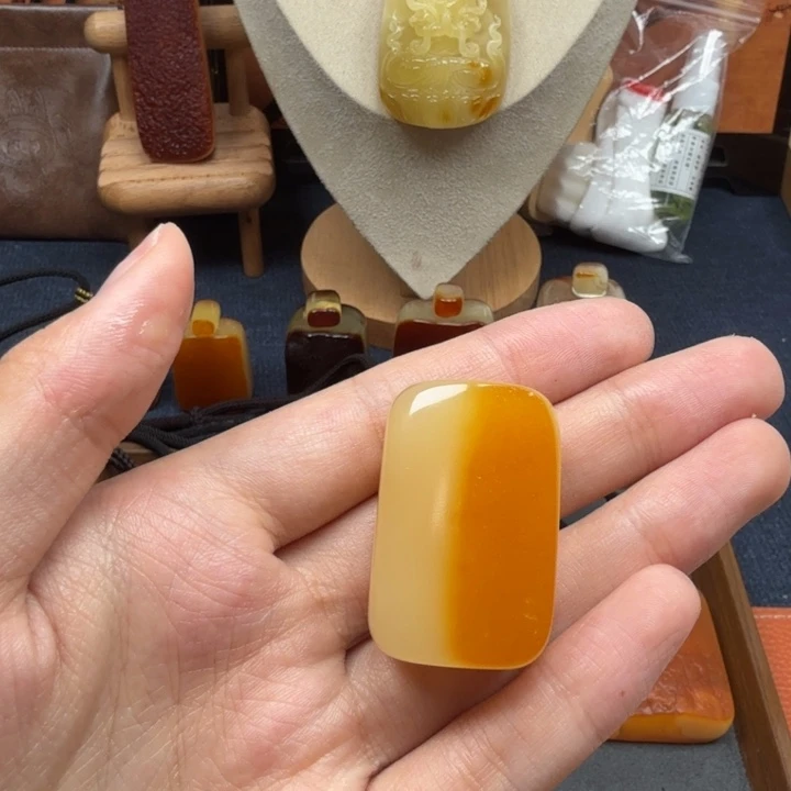 蜜蜡未镶嵌吊坠(赠链)