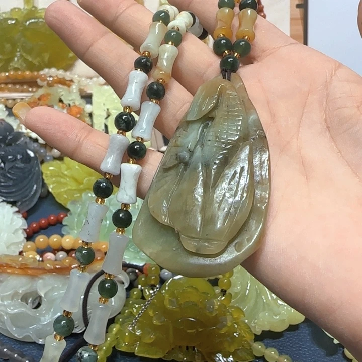 未镶嵌蛇纹石玉吊坠
