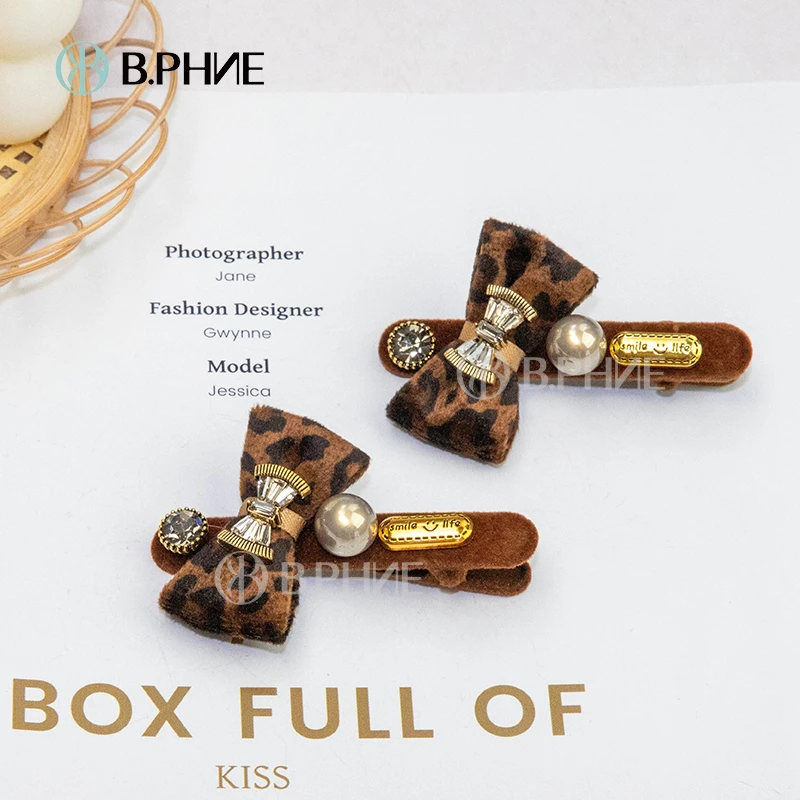 B.【贝菲】精致时尚棕色植绒豹纹领结压夹