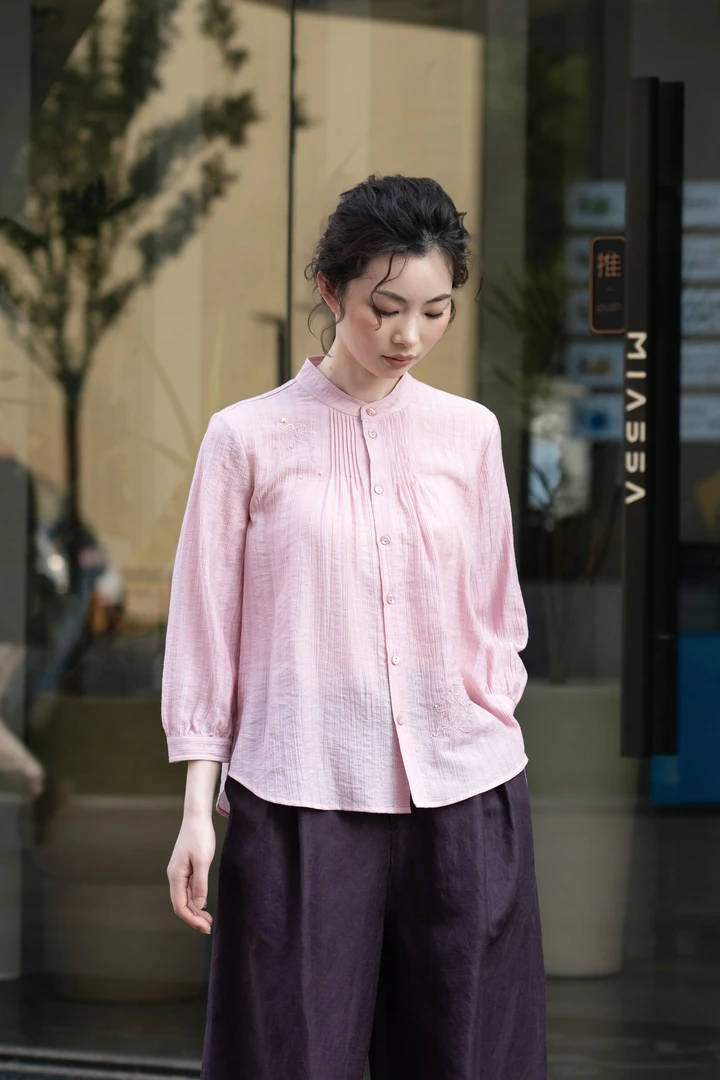 文艺小立领前襟打条玫瑰花刺绣顺纡绉宽松百搭衬衫B052511