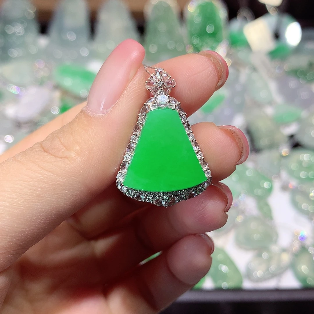 翡翠18K金镶嵌颈饰牌