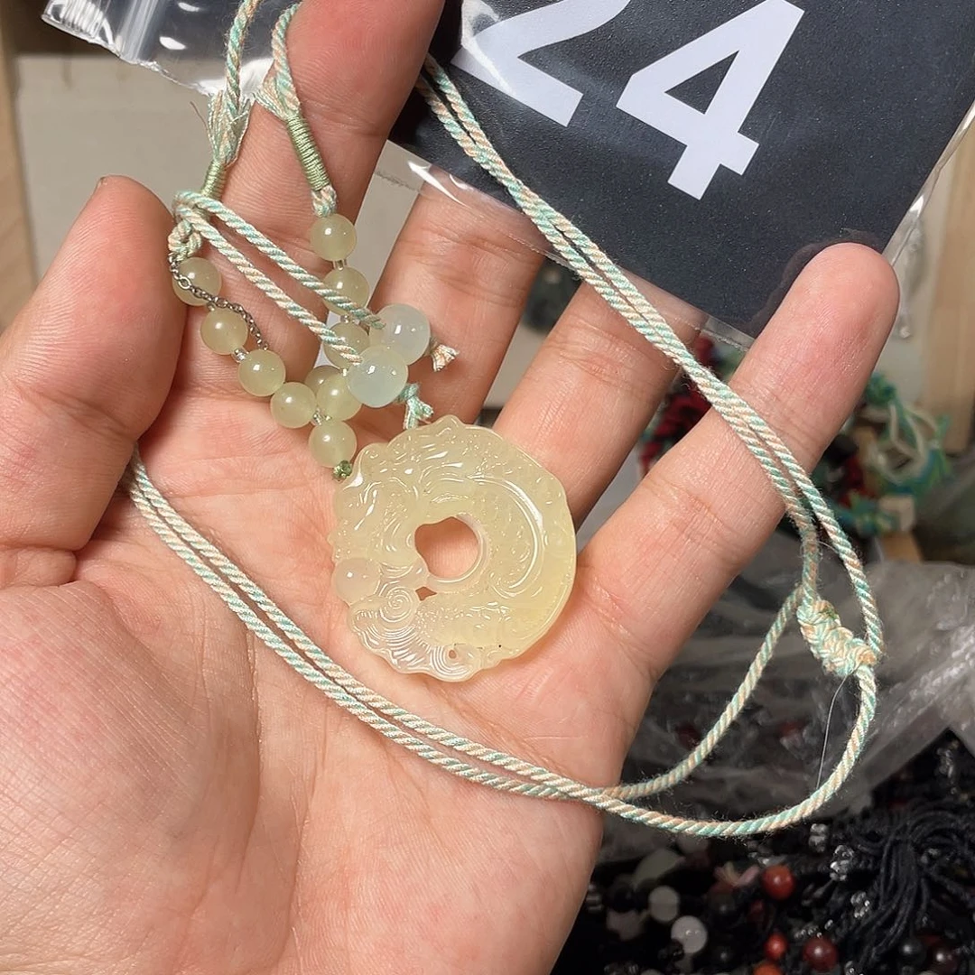 蛇纹石玉颈饰合金