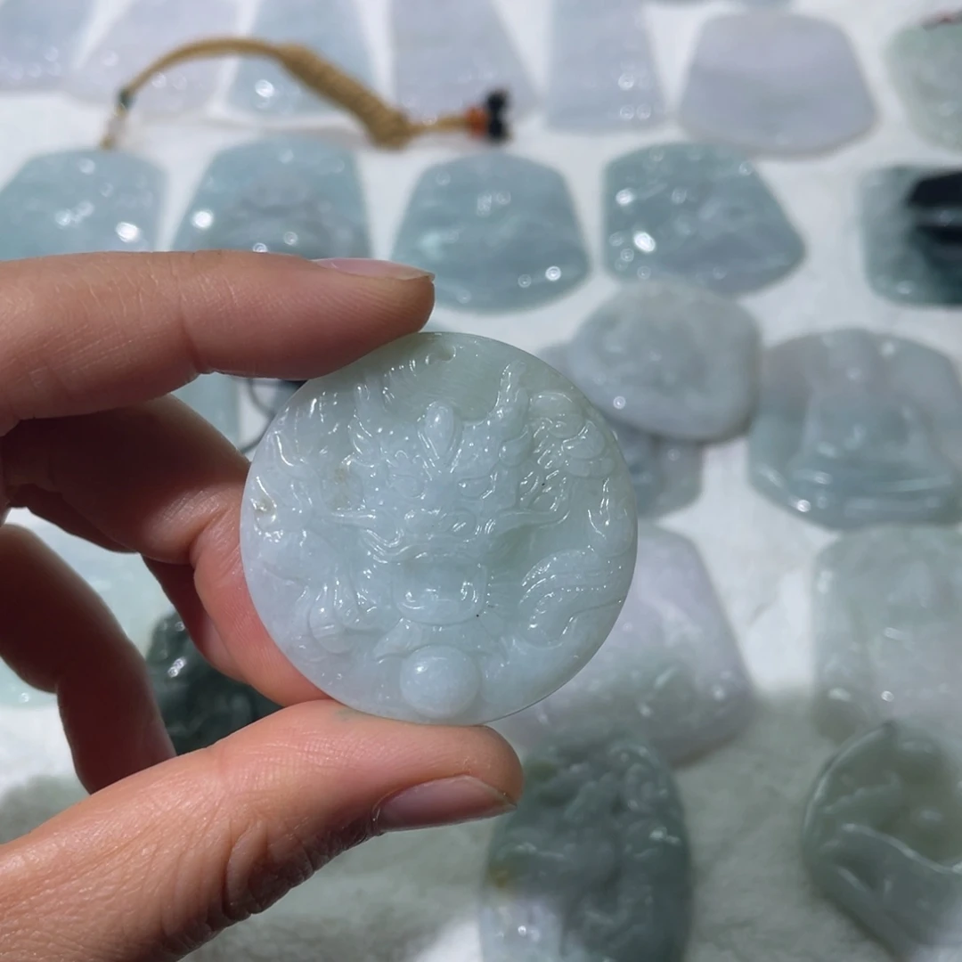 翡翠未镶嵌颈饰，龙牌，微瑕