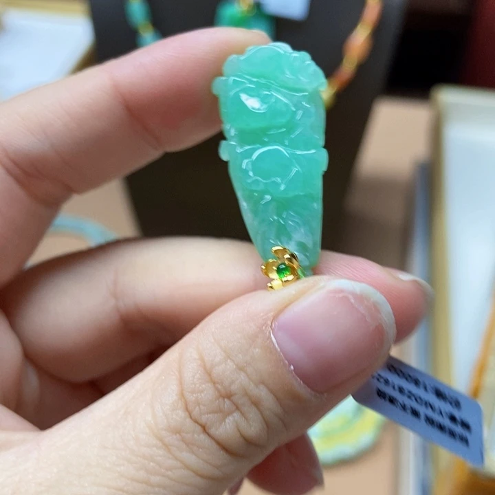 翡翠未镶嵌颈饰吊坠