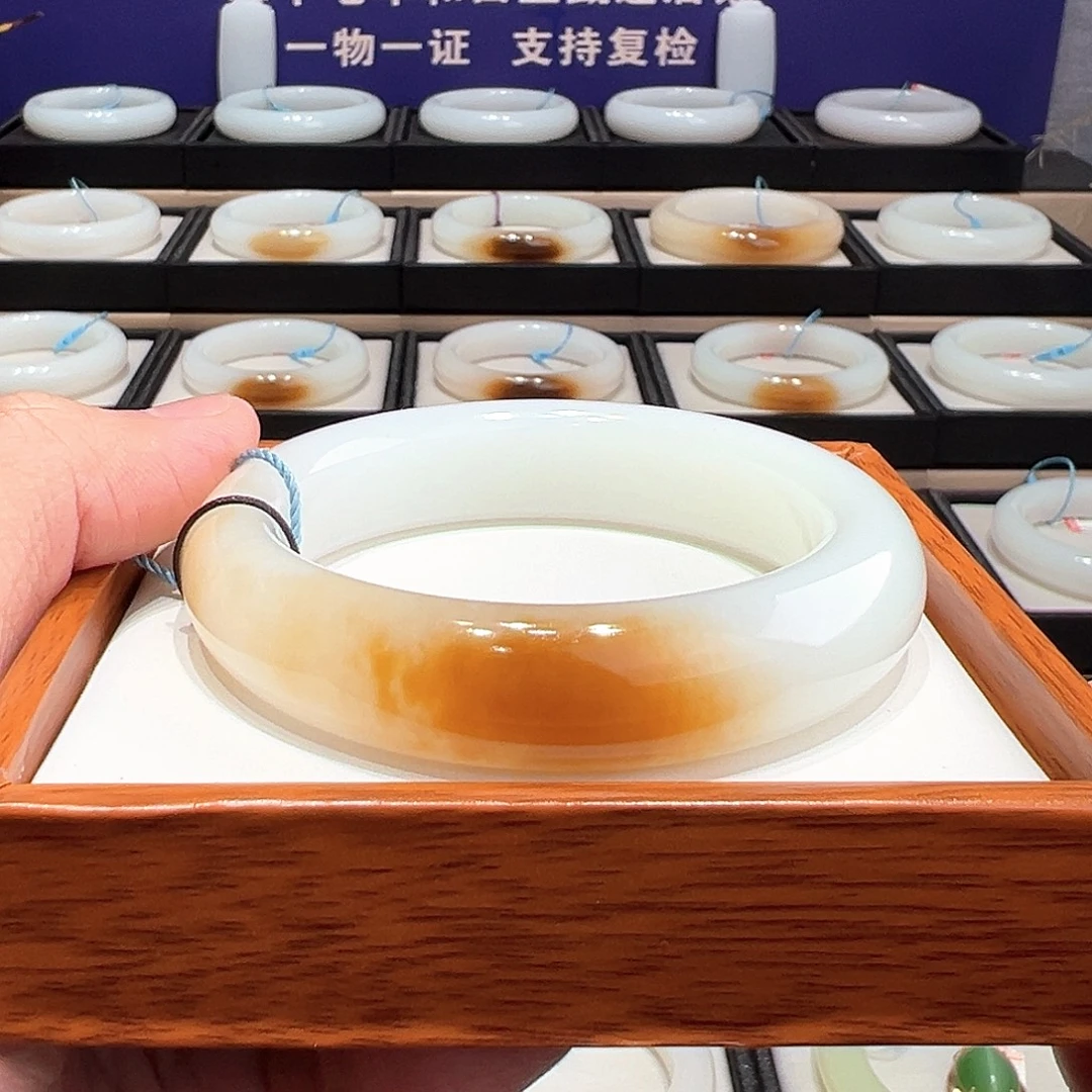 和田玉未镶嵌手镯