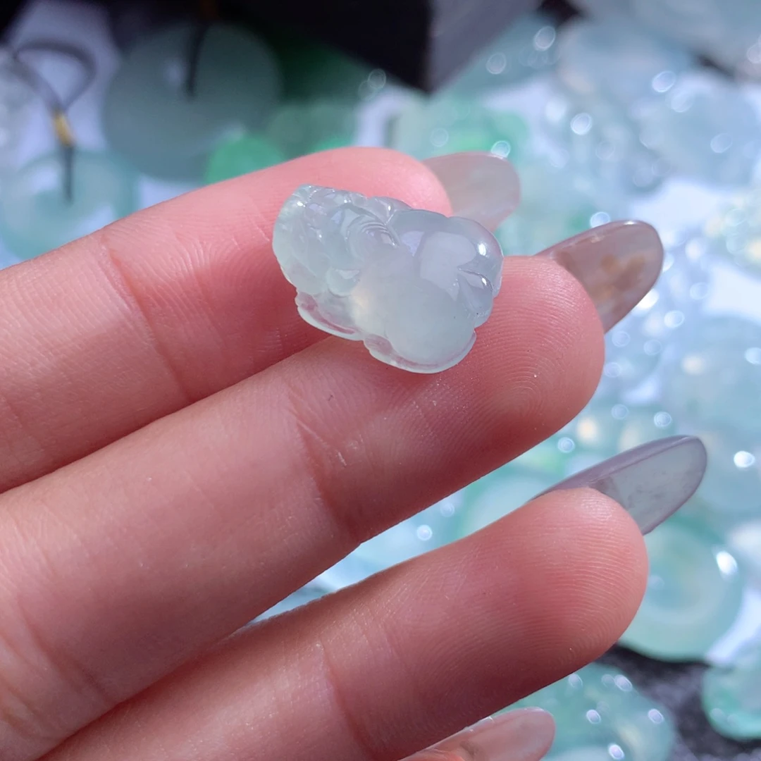 翡翠未镶嵌颈饰缅甸